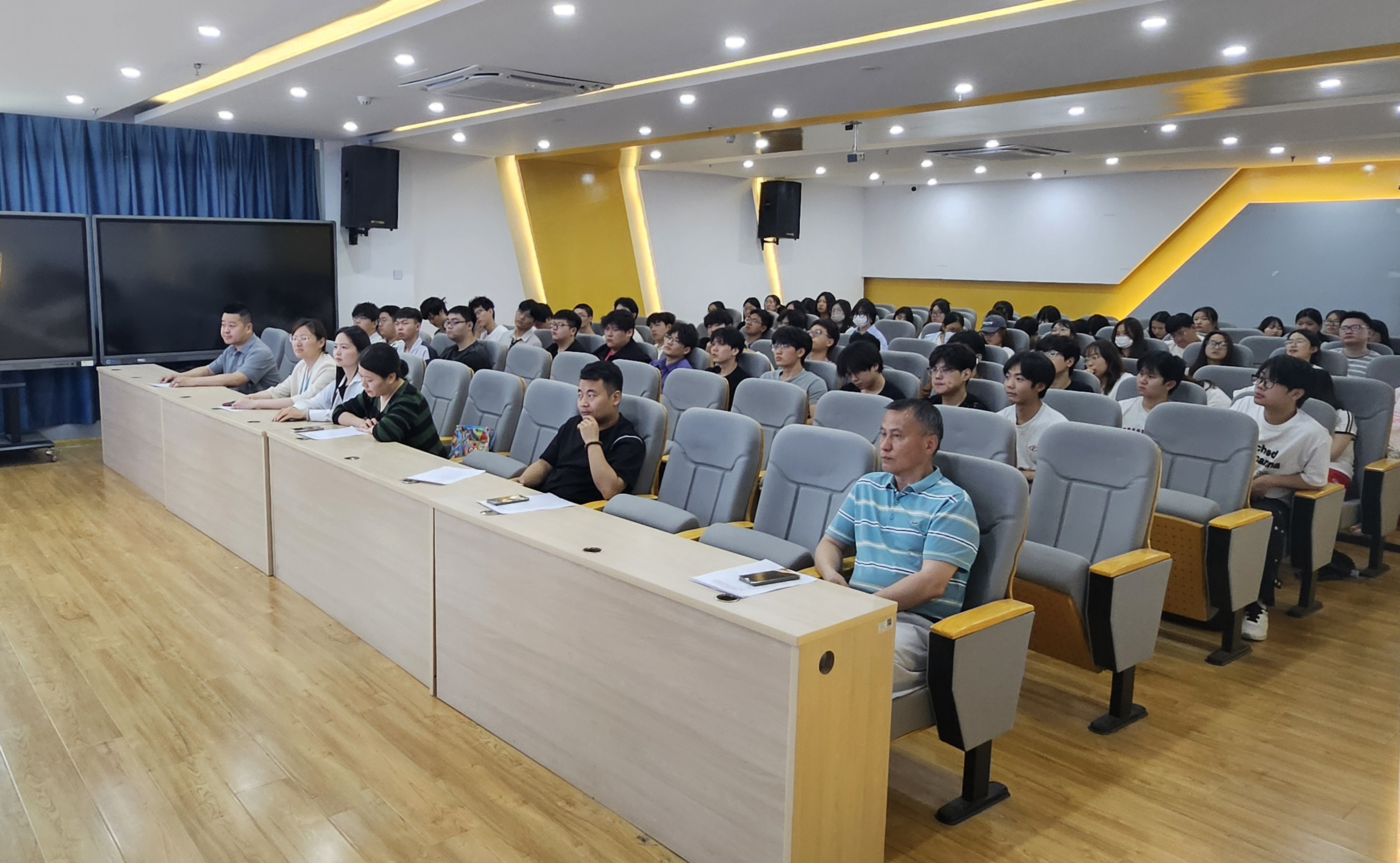 2025年职业教育活动周:动漫设计专业举办AI三维动画数字流讲座-安徽财贸职业学院